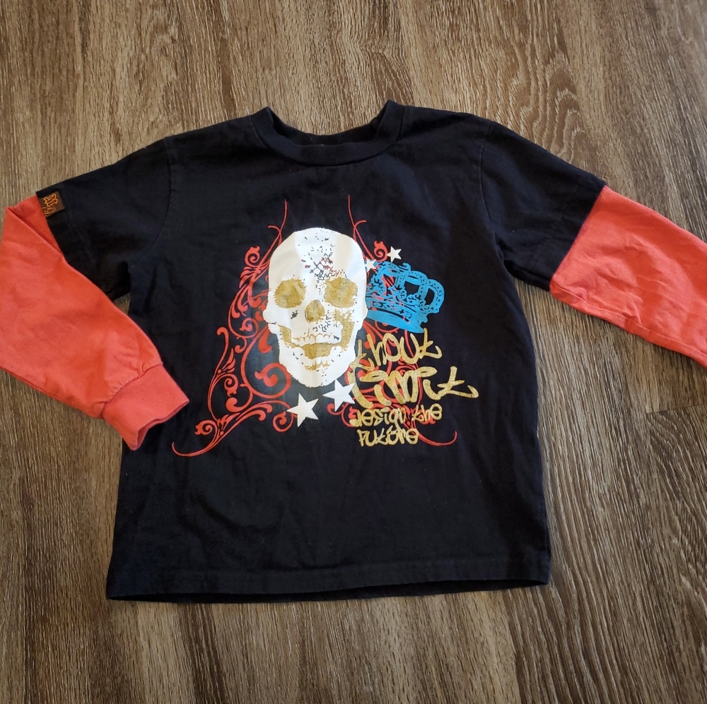 Skull long sleeved boys size 6 shirt